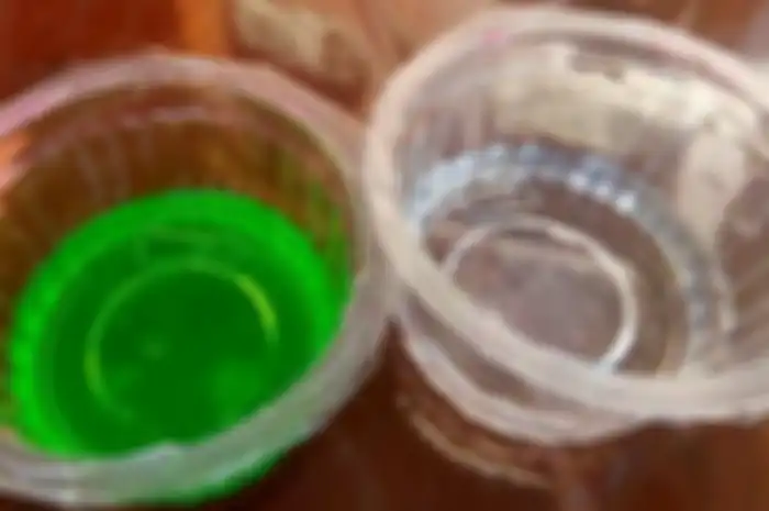 Biar gak penasaran, kita liat hasil tetsnta. Cairan Coolant (Hijau) Air biasa (bening)