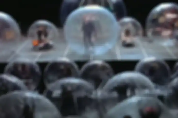 The Flaming Lips manggung di dalem gelembung.