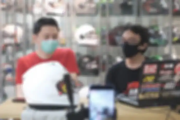 Heikal Muhammad selaku pendiri ASLI (kanan) bersama Agus Hermawan selaku owner Juragan Helm (kiri) di acara Facebook Live ulang tahun ke-7 ASLI.