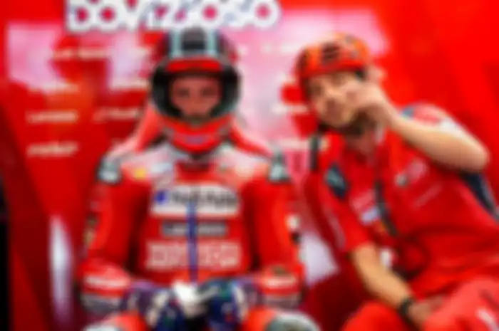 Andrea Dovizioso (kiri) bersama crew chief Alberto Giribuola (kanan), Andrea Dovizioso naik meja operasi di rumah sakit Modena karena cedera bahu kiri gara-gara kecelakaan di kejuaraan motocross Italia