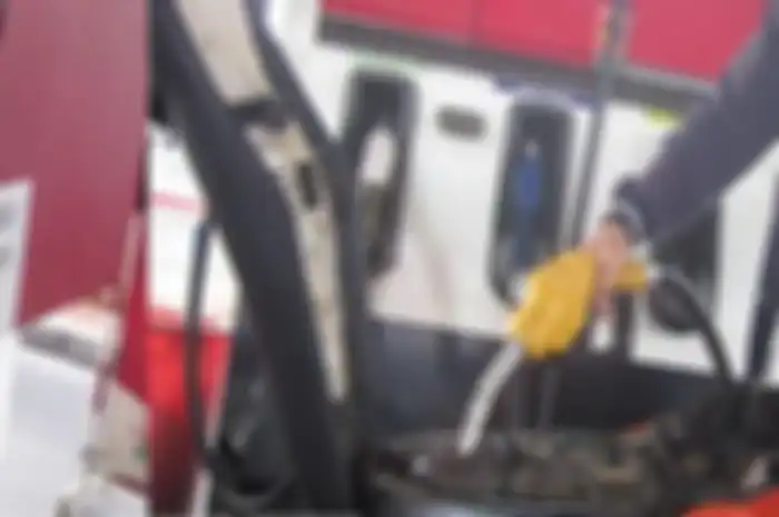Ilustrasi isi bensin Premium. Benarkah motor baru tetap aman diisi bensin RON 88?
