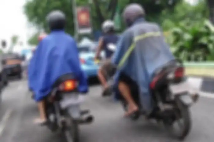Ilustrasi naik motor pakai sandal jepit