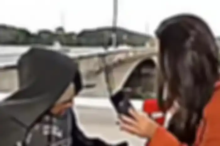 Momen saat reporter CNN Brasil ditodong pisau ketika liputan.