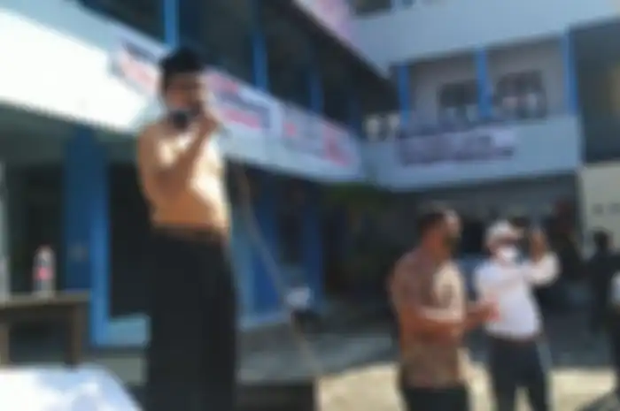 Rektor UNIBA Solo, Pramono Hadi melepas baju dan nyatakan mundur dalam orasinya di hadapan massa aksi di halaman kampus setempat, Selasa (30/6/2020).