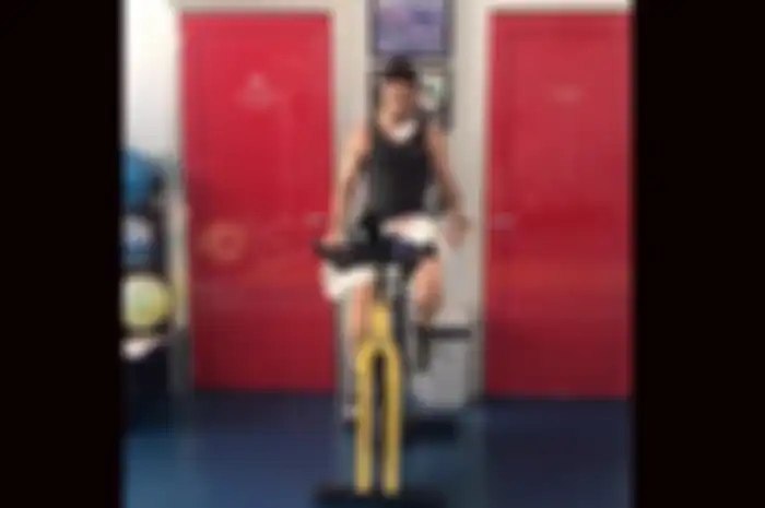Andrea Dovizioso baru selesai operasi tulang selangka kiri udah langsung latihan fisik di gym. Katanya biar sudah fit 100% pas MotoGP Spanyol di Jerez, (19/7/2020) nanti