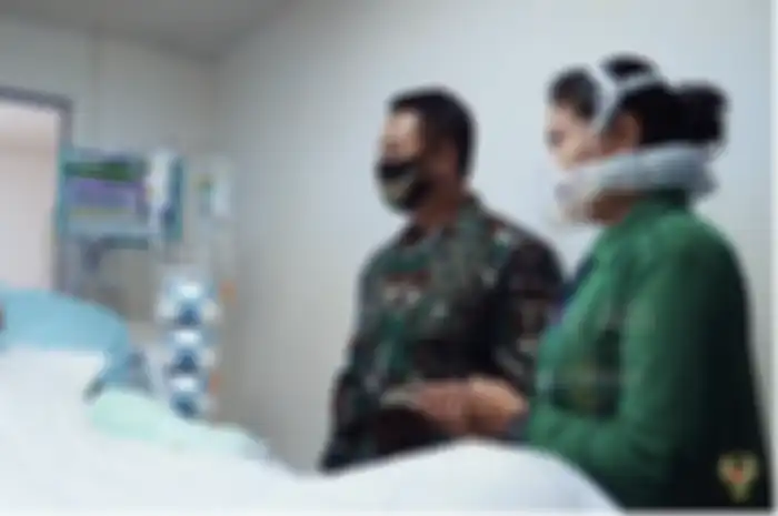 KSAD Jenderal TNI Andika Perkasa menjenguk Praka Supriyanto