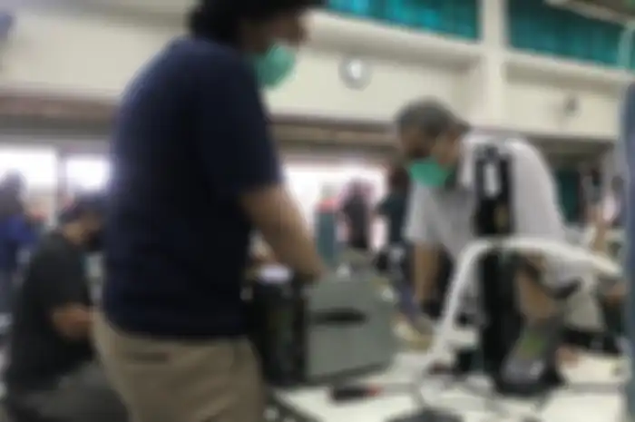 Pencipta Vent-I, Syarif Hidayat (kemeja putih) tengah melihat proses pengerjaan ventilator portable.