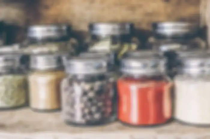 Jangan menyimpan bumbu dapur di wadah tertutup