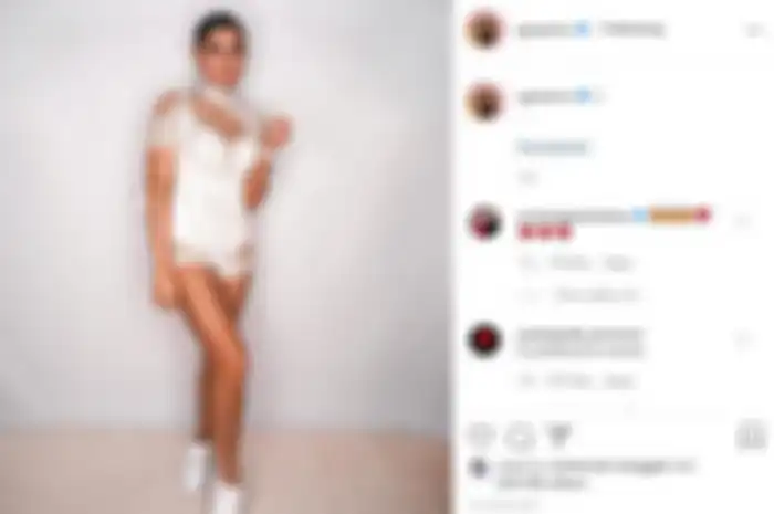 Penampilan seksi Agnez Mo saat kenakan kebaya modern.