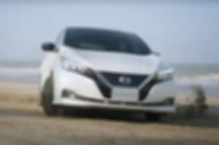 Nissan LEAF digeber di pantai