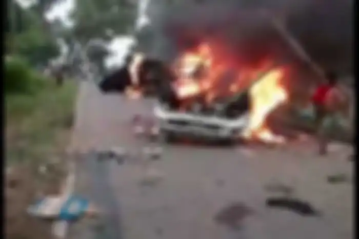 Gara-gara pembagian BLT Covid-19 ratusan warga memblokade jalan dan berujung bentrok dengan petugas keamanan di Desa Mompang Julu, Panyabungan Utara, Mandailing Natal, Senin (29/06/2020). Kejadian itu menyebabkan sedikitnya enam polisi luka-luka dan tiga kendaraan hangus dibakar massa.