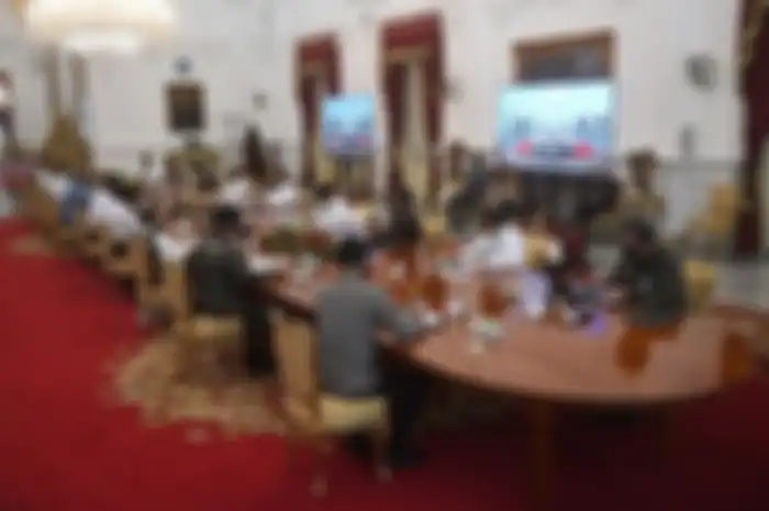 Presiden Joko Widodo (kelima kanan) memimpin rapat kabinet terbatas mengenai percepatan penanganan dampak pandemi COVID-19 di Istana Merdeka, Jakarta, Senin (29/6/2020). ANTARA FOTO/Akbar Nugroho Gumay/Pool/wsj. 