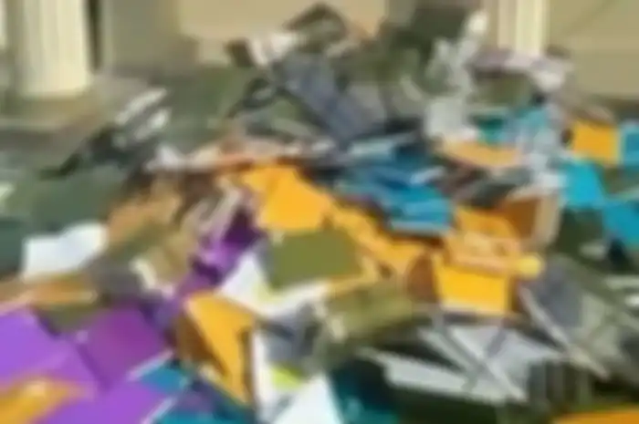 Tumpukan skripsi yang berserakan di Kampus Unilak Pekanbaru, Riau.