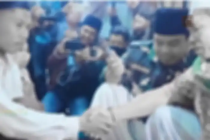 Pernikahan dengan mas kawin sandal jepit dan air viral, mempelai pengantin malah di-bully