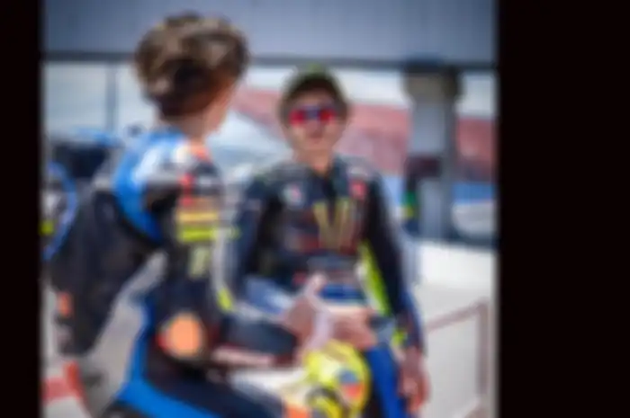 Valentino Rossi (kanan) bersama adiknya Luca Marini (kanan). Gak berasa karier Valentino Rossi di MotoGP sudah 25 tahun saja musim ini
