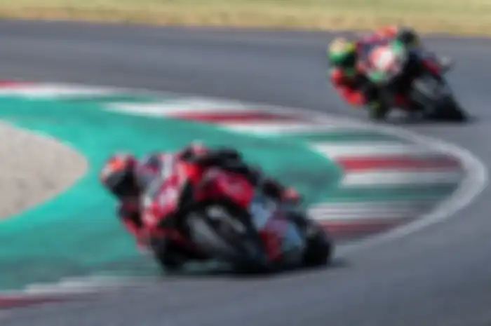 Test rider MotoGP ini bikin keki pembalap reguler MotoGP yang udah duluan balapan. Test rider Ducati Michele Pirro (depan) duel lawan test rider Aprilia Lorenzo Savadori (belakang di kejuaraan Superbike Italia ronde 1 di Mugello