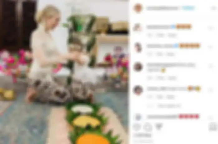 Potret Panji Adhikumoro dan Varsha Strauss saat melakukan ritual tedak sinten untuk putrinya
