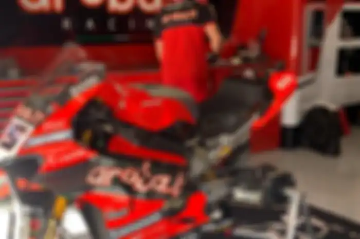 Mirip seperti Jorge Lorenzo sewaktu di Ducati, Scott Redding juga memodifikasi motor Superbikenya supaya lebih nyaman.