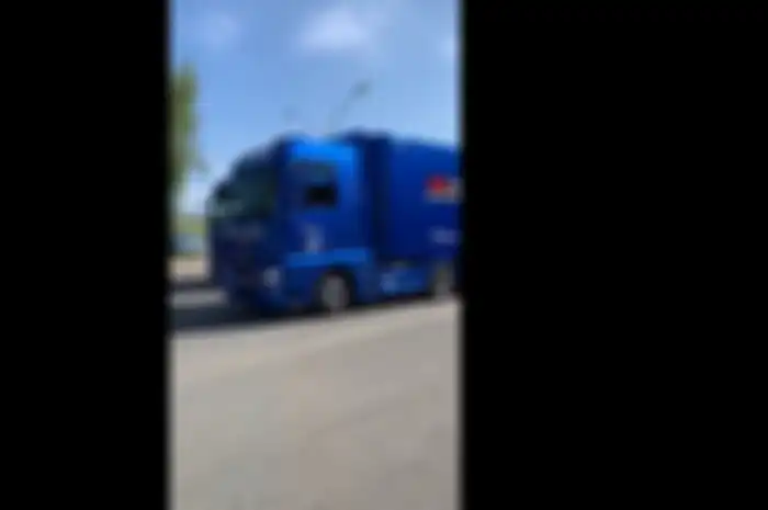 Empat truk kontainer Team Suzuki Ecstar berangkat dulua ke sirkuit Jerez menghadapi jadwal MotoGP 2020. Berangkat duluan untuk mempersiapkan paddock, motorhome saat raceweekend  