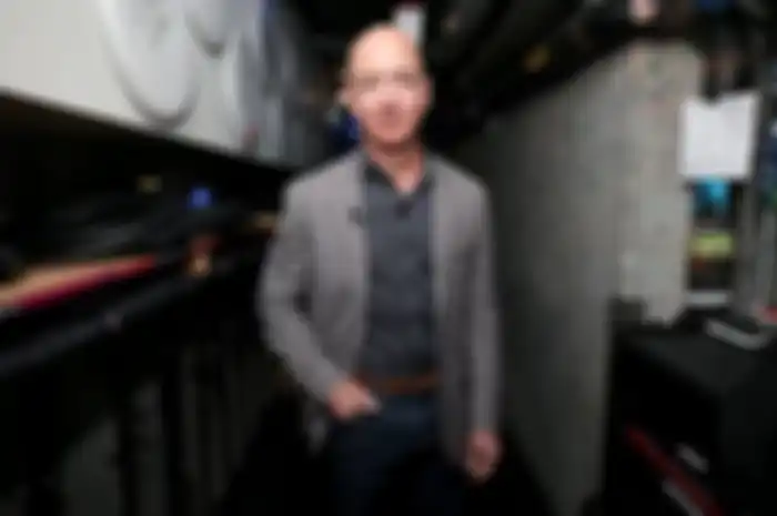 Tuan Jeff Bezos, Orang Super Kaya di Dunia Pakai Sepatu Rp 900 Ribuan, Intip Juga Harga Jam Tangannya, Guys!