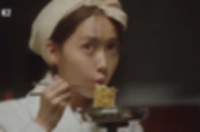 Ilustrasi makan mie - YoonA 'SNSD' drama The K2