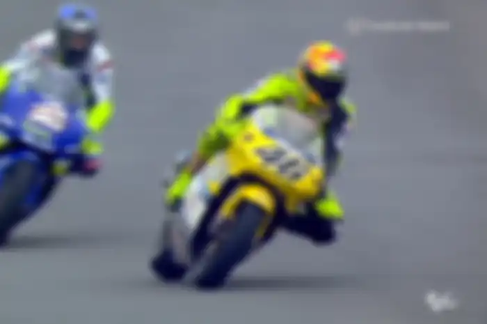 Valentino Rossi duel dengan Kenny Roberts, Jr. di GP 500 Inggris 2000 di Donington Park jadi sejarah pertama kalinya juara di kelas premier. 