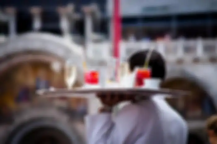 Ilustasi pramusaji alias pelayan resto