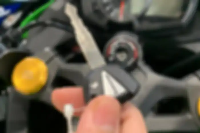 Belum Keyless, Tapi Kawasaki Ninja 250 4 Silinder Atau ZX-25R Gak Bisa Dibobol Maling Lo, karena sudah pakai immobilizer