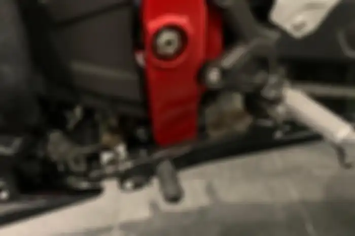 Kawasaki ZX-25R atau Ninja 250 4 silinder memiliki fitur KQS (Kawasaki Quick Shifter). Fitur Motor Balap Ini Cuma Ada di Kawasaki Ninja 250 4 Silinder Alias ZX-25R Versi ABS SE