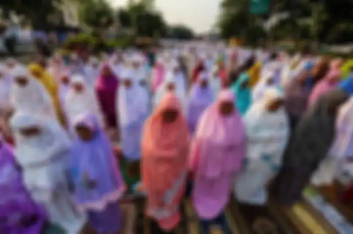 Umat muslim melaksanakan sholat Idul Adha
