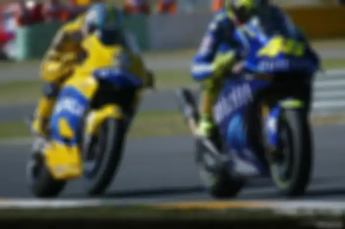 Persaingan antara Valentino Rossi dan Max Biaggi di sirkuit Phakisa Freeway alias Welkom di MotoGP Afrika Selatan 2004