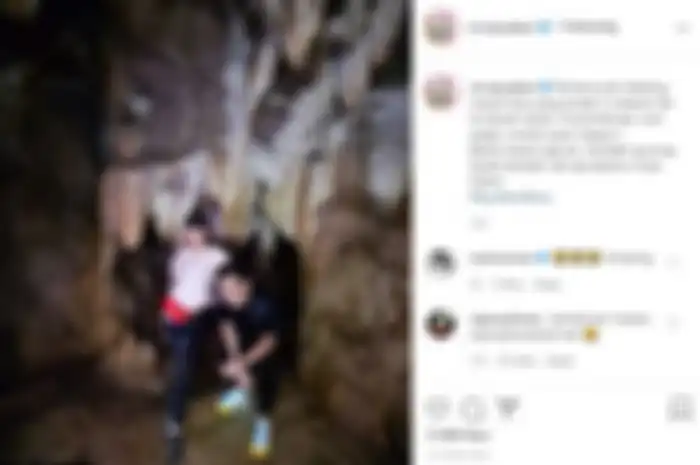 Potret Ayu Dewi dan Regi Datau saat menyusuri gua