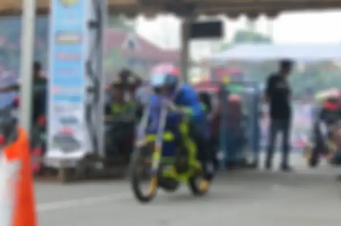 Pembalap dragrace yang kerap gesekan ban (burnout) sebelum start
