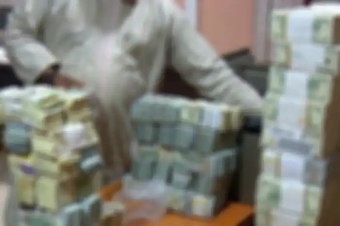 Petugas kemudian menyita uang milik Andrew dalam bentuk dollar dan Poundsterling.