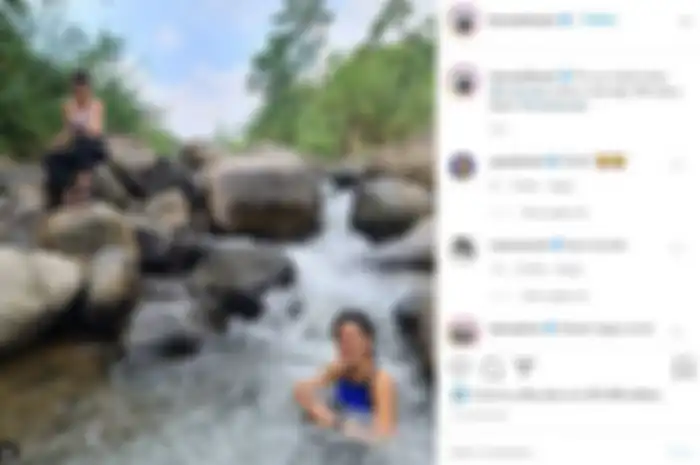 Potret Dian Sastro berendam di sungai