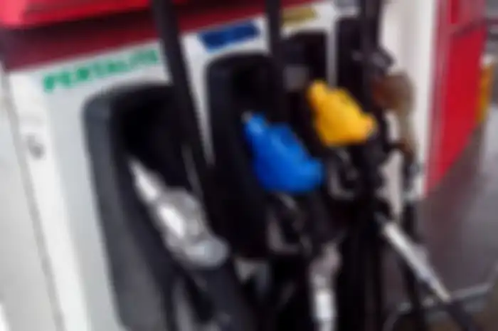 Kenapa warna bensin beda-beda tiap jenisnya, apakah berpengaruh pada performa motor?