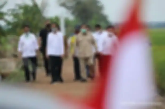 Presiden Jokowi bersama jajaran menteri termasuk Menteri Pertahanan, Prabowo Subianto