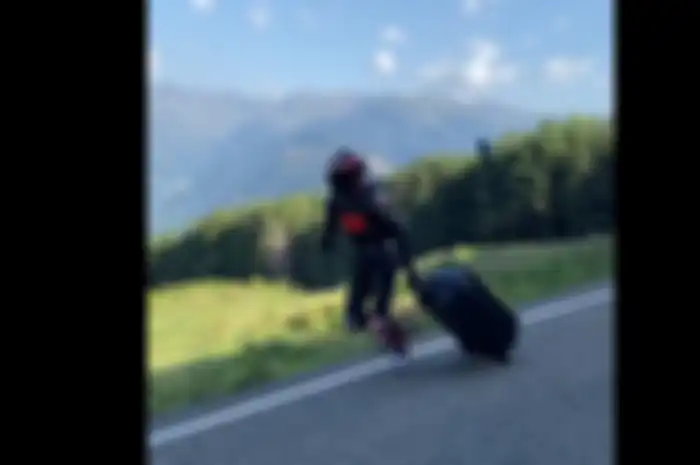 Lama gak balapan, kelakuan Fabio Quartararo jelang MotoGP di sirkuit Jerez. Berangkat pakai perlengkapan balap komplet mulai helm, baju balap, sarung tangan dan sepatu plus tas troli