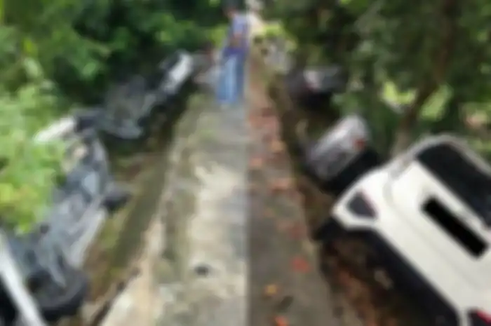 mobil jatuh di jalan yang runtuh
