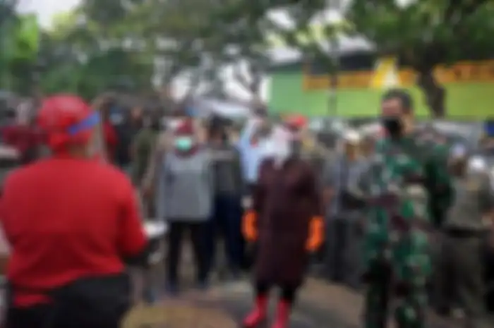 Tri Rismaharini bersama Marsdya TNI Imran Baidirus memimpin operasi penertiban masker di Pasar Keputran Surabaya