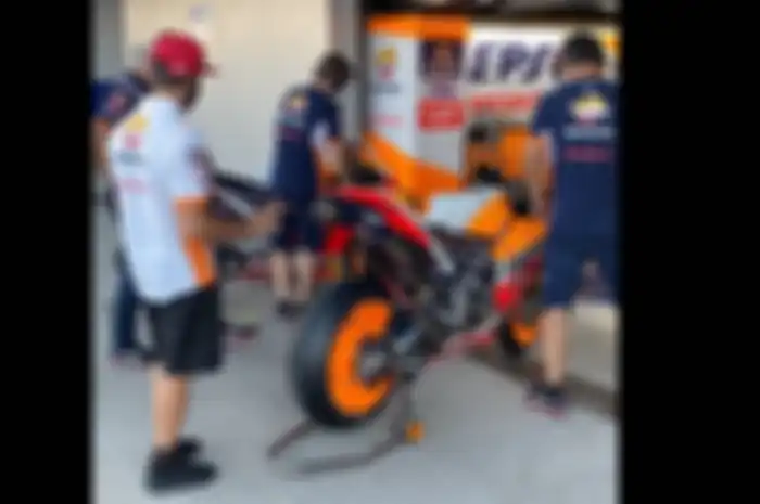 Marc Marquez (pakai topi) udah manas-manasin motor MotoGP Honda RC213V duluan jelang MotoGP Spanyol 2020 di sirkuit Jerez