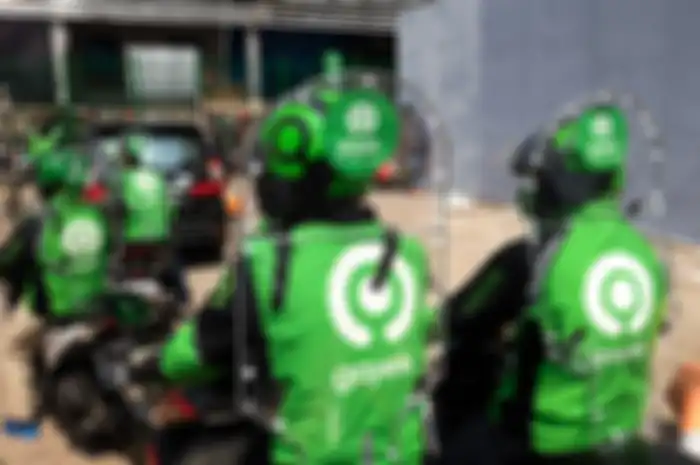 Pengemudi GoRide menggunakan sekat pelindung saat uji coba penggunaan sekat pelindung pada armada Gojek di Jakarta, Rabu 10 Juni 2020. Pada layanan roda dua GoRide yang kembali beroperasi di DKI Jakarta pada masa PSBB Transisi, mulai minggu ini Gojek melakukan uji coba penggunaan sekat pelindung yan