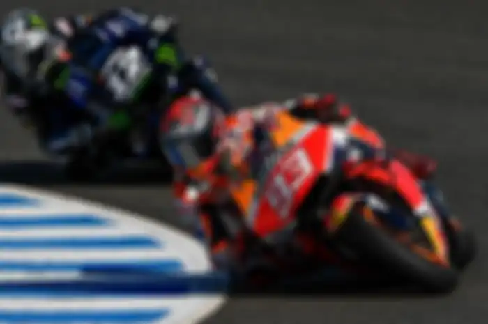 Maverick Vinales (belakang) berhasil menjadi tercepat di tes pramusim MotoGP Jerez 2020 mengalahkan waktu Marc Marquez (Repsol Honda Team) dan Fabio Quartararo (Petronas Yamaha SRT)