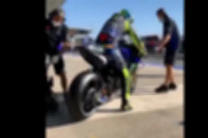 Valentino Rossi sudah ngegas motor MotoGP Yamaha YZR-M1 di sirkuit Jerez, (15/7/2020). Ketangkap kamera video saat mau naik motor dengan semua ritualnya 