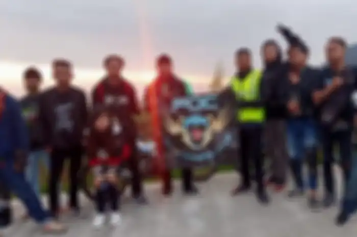 Sebanyak 35 bikers dari 5 klub Suzuki Satria series asal Yogyakarta mengadakan turing gabungan ke Dieng Plateu, Wonosobo, Jawa Tengah, (11/7/2020).
