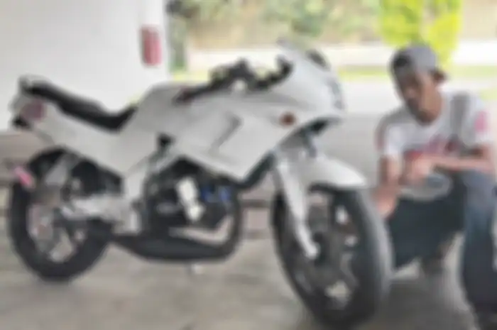 M. Fadli bersama Honda NSR 150 R kesayangannya