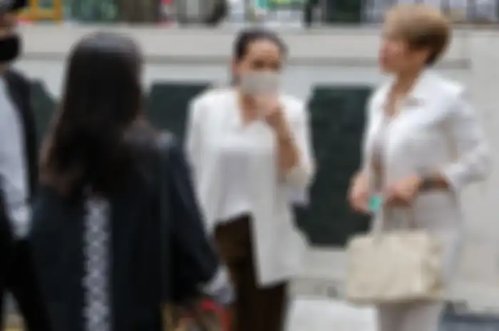 Artis Nikita Mirzani menggunakan barang mewah saat menjalani sidang putusan atas dugaan kasus penganiayaan kepada mantan suaminya Dipo Latief di Pengadilan Negeri Jakarta Selatan, Rabu (15/7/2020). Barang mewah itu antara lain tas Hermes Birkin 35 Bag Beton Clemence Palladium Hardware, jam tangan da