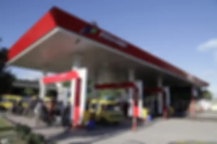 Wih Pertalite turun harga nih dijual setara harga Premium, tapi cuma berlaku di 38 pom bensin Pertamina saja.