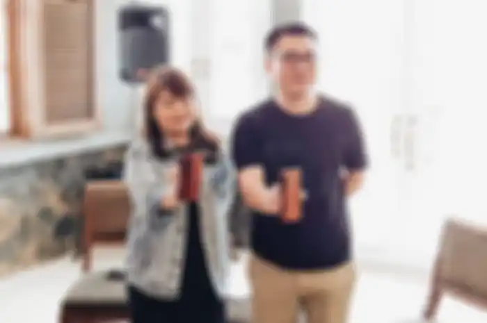 (Ki-Ka) Krisva Agnieszca, PR Manager realme Indonesia dan Palson Yi, Marketing Director realme Indonesia saat memperlihatkan realme X50 Pro pada bulan Maret 2020