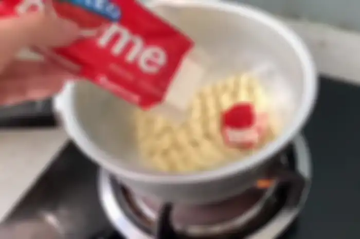 youtuber ini bikin konten yang aneh, masak mie instan pake oreo supreme
